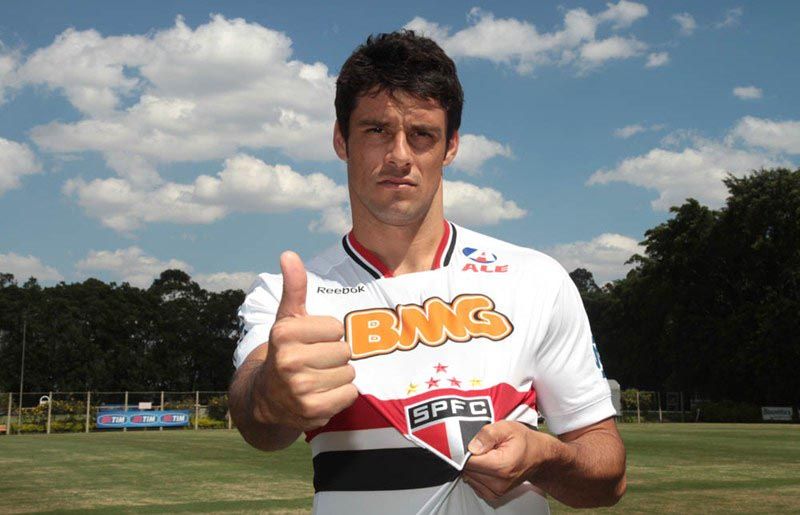 Fabrício posa com a camisa do São Paulo / Divulgação/Site oficial do São Paulo