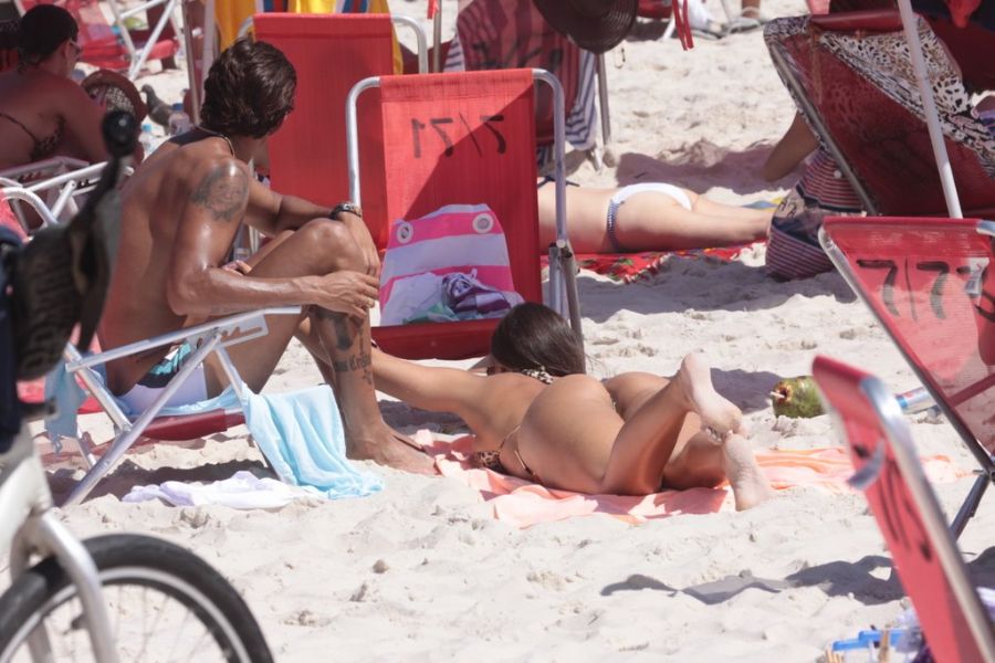 Nicole Bahls e Victor Ramos curtem dia de praia / Delson Silva/AgNews