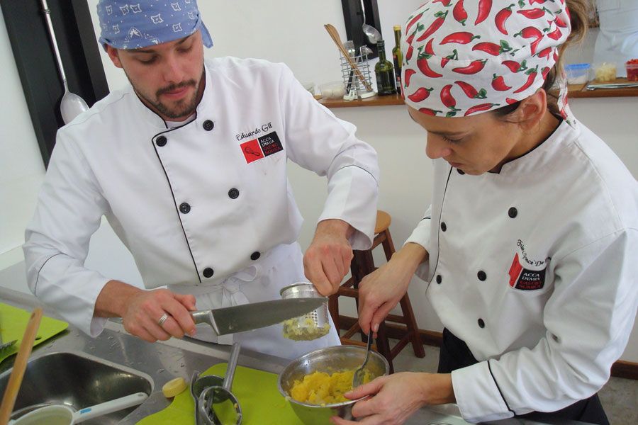 Chef incentiva novos cozinheiros a encontrarem sua própria receita 