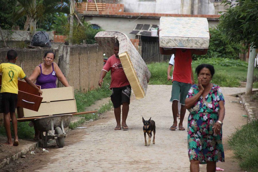 Moradores retiram pertences das casas antes de ir para abrigos / Antônio Cruz/AE