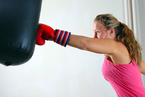 Aulas de luta aeróbica dão mais disposição durante o dia / Shutterstock