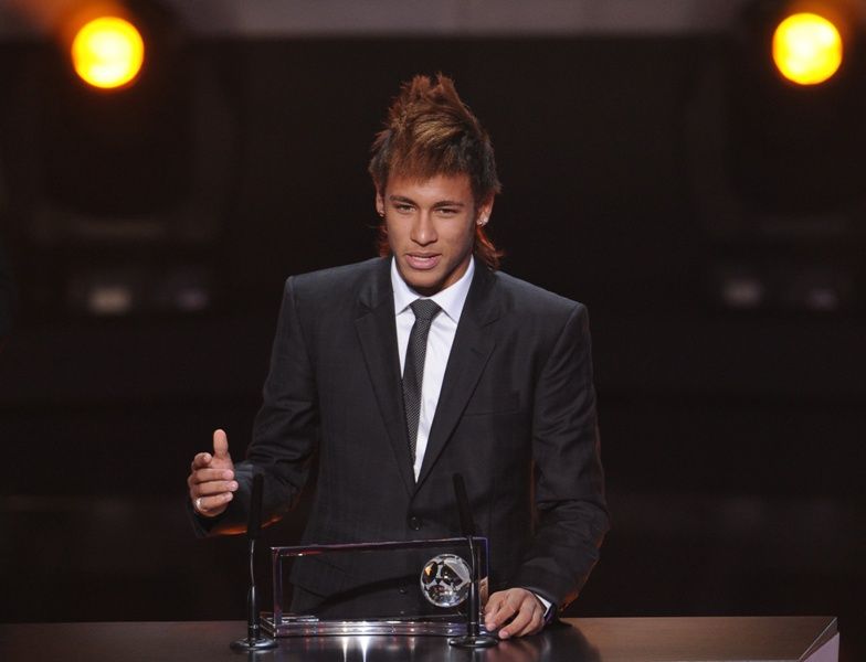 Neymar discursa após receber prêmio pelo gol mais bonito de 2011 / Franck Fife AFP