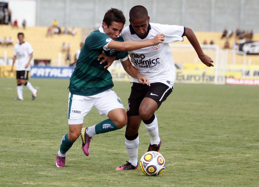 Corinthians teve trabalho para passar da marcação do Goiás / Léo Santos/Futura Press