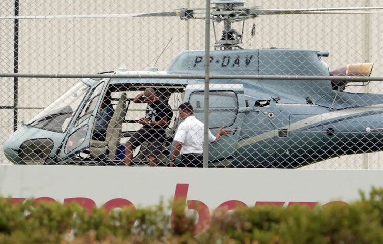 Com 40 minutos de atraso, Emerson desembarcou de helicóptero no CT do Corinthians / Miguel Schincariol/AE