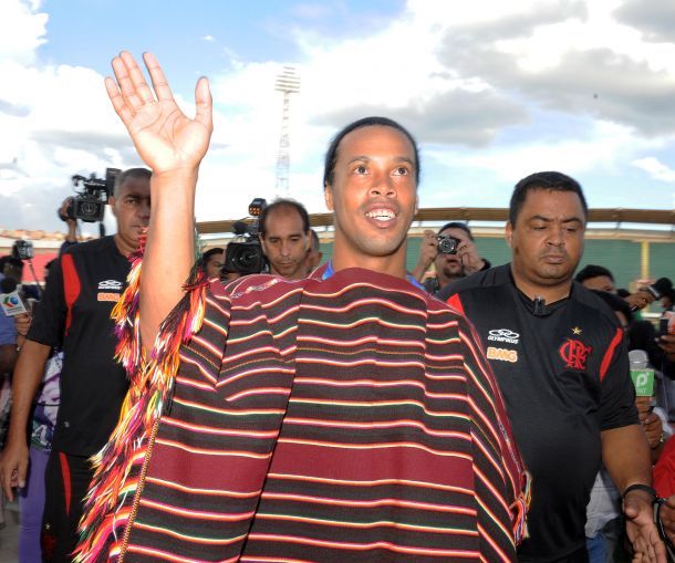 Com um poncho, traje típico do país, Ronaldinho é saudado por bolivianos / Alexandre Vidal/Fla Imagem