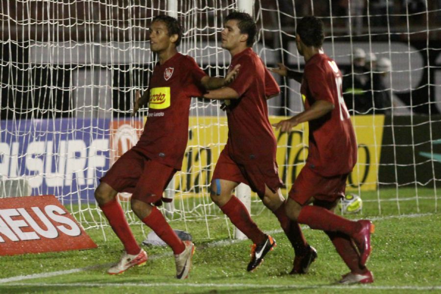 Jogadores comemoram um dos dois gols de Chico / Bê Caviquioli/Futura Press