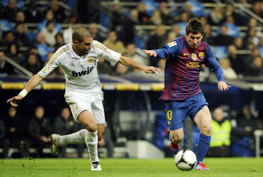 Pepe pode ser punido pelo pisão em Messi / Pedro Armestre/AFP