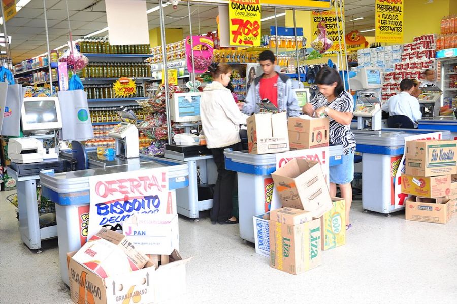 Supermercado poderá fornecer caixas de papelão para cliente carregar as compras / Pedro Vilerá/Futura Press