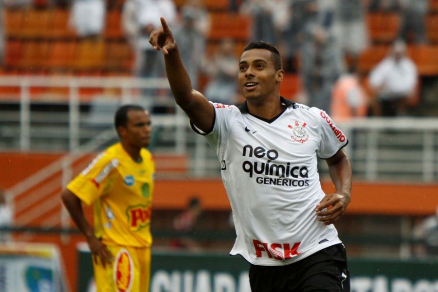Elton comemora após marcar o gol de empate do Corinthians na partida / Marcos Bezerra/Futura Press
