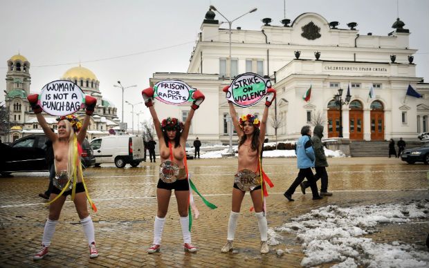 Feministas protestam diante do Parlamento, em Sofia
