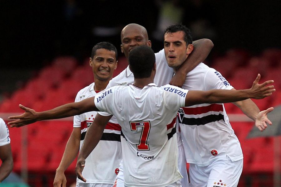 Lucas (de costas) corre para comemorar um dos gols do São Paulo / Gaspar Nóbrega/Vipcomm