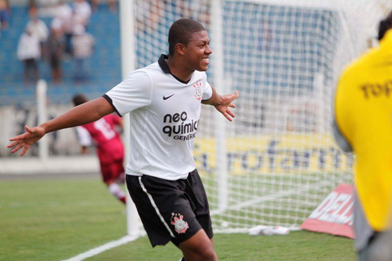 Corinthians enfrenta Fluminense em busca do octa