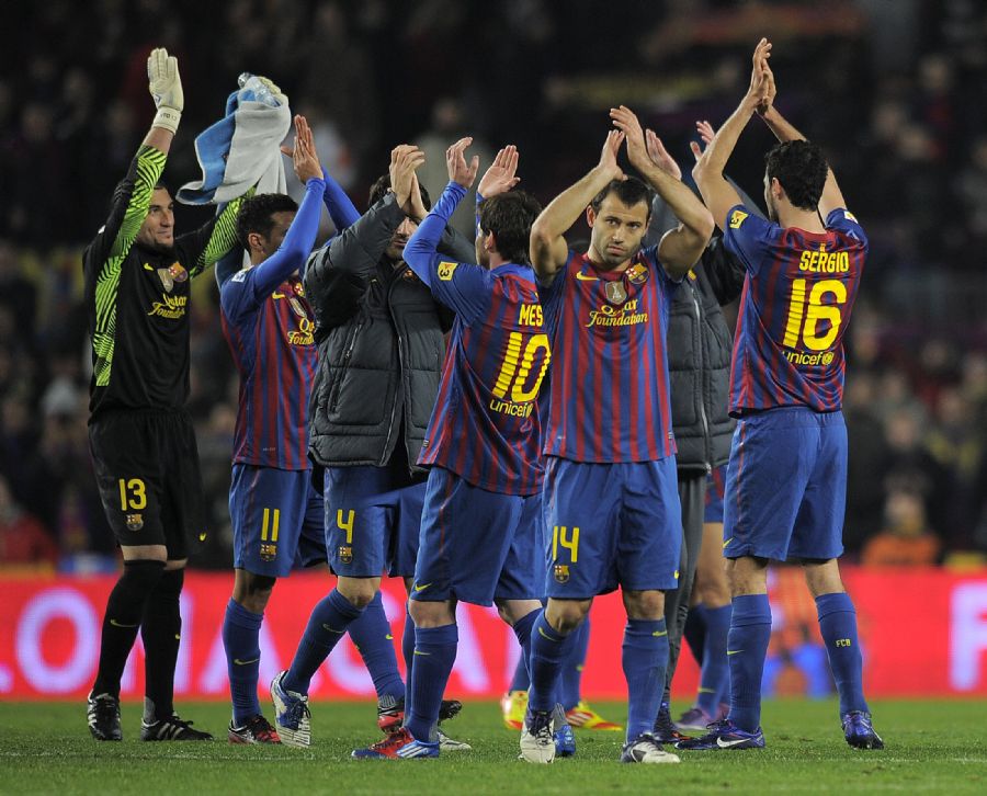 Jogadores comemoram vitória sobre o rival / Luis Gene / AFP