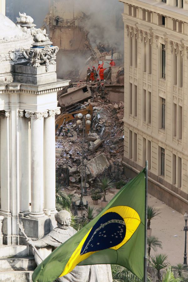  Um dos prédios que ruiu tinha cerca de 20 andares, o outro, 10, e o terceiro, 4 / Ari Versiani/ AFP