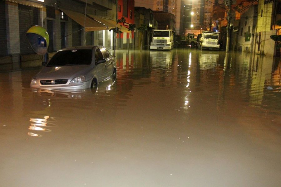 Ruas continuam alagadas após rompimento de adutora
