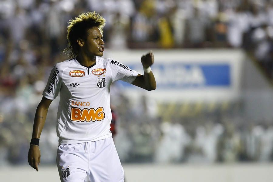 Neymar tenta marcar o centésimo gol com a camisa do Santos no clássico de domingo / Ricardo Saibun/Santos FC