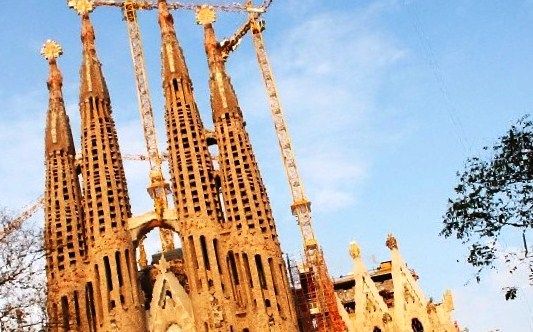 A igreja sagrada família / 