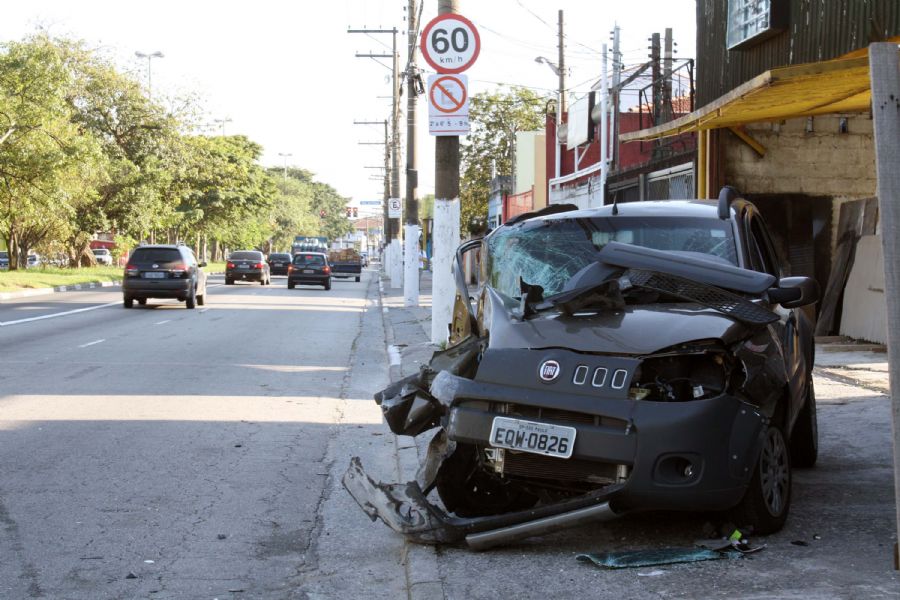 Motorista bate em poste após dormir no volante