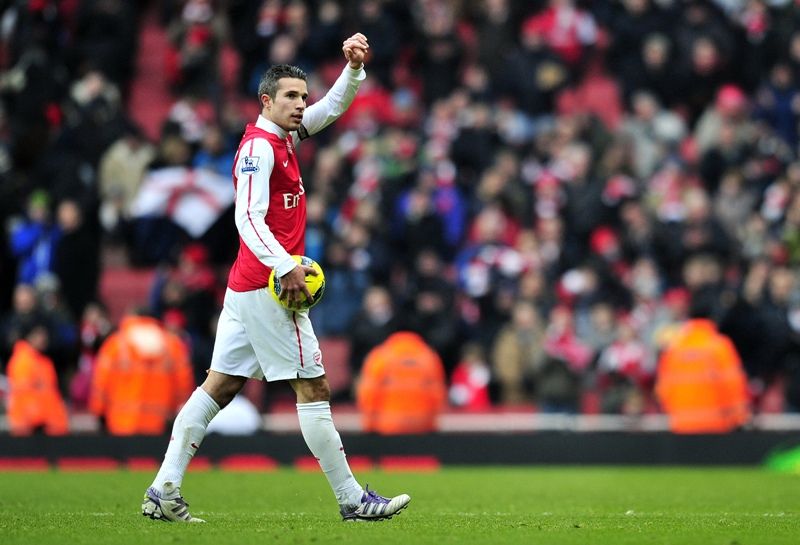 Van Persie foi o dono da bola ao marcar três gols para o Arsenal neste sábado / Glyn Kirk/AFP 