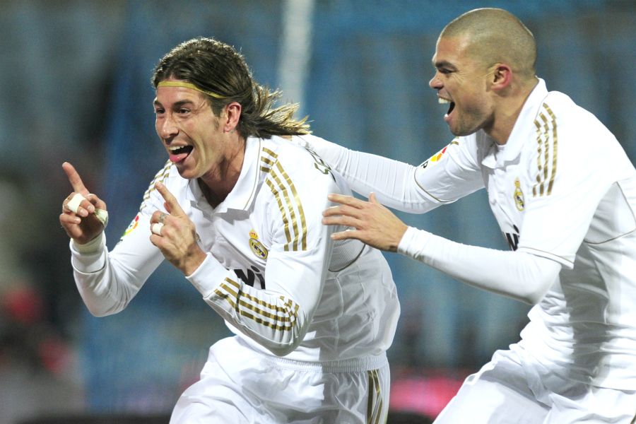 Sergio Ramos comemora o único gol da partida ao lado de Pepe / Javier Soriano / AFP
