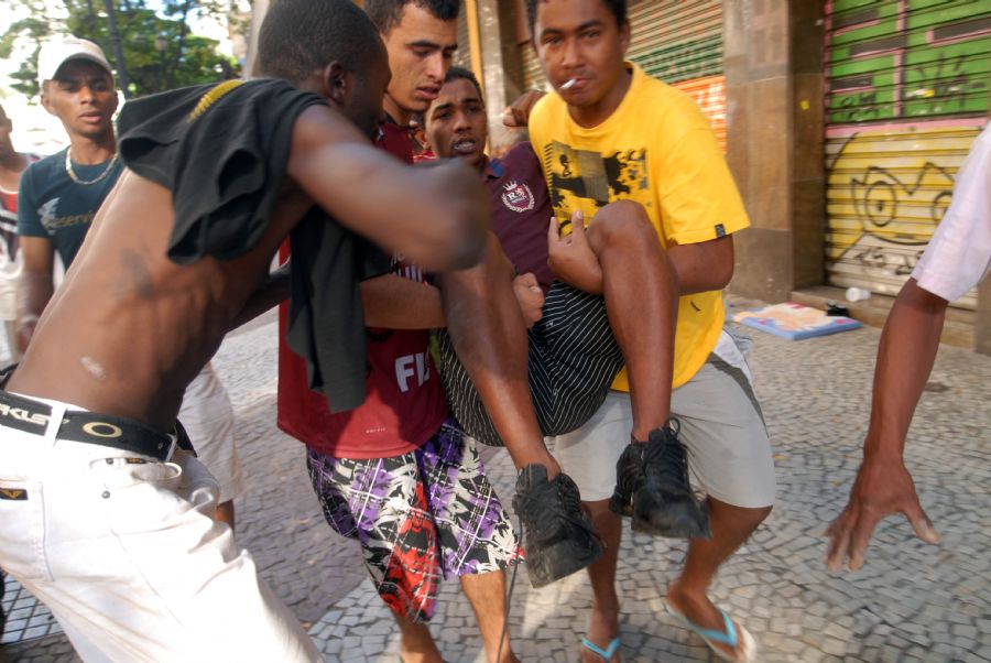 Jovem ferido no confronto é socorrido por manifestantes / Anderson Barbosa/Fotoarena/AE