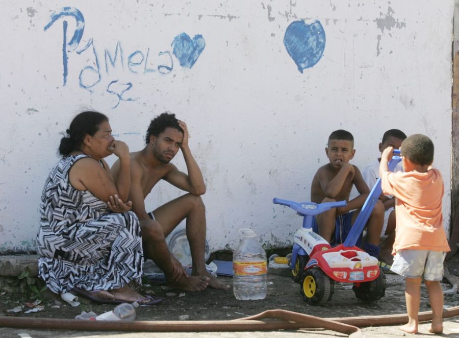 Cerca de 60 barracos foram atingidos pelas chamas que começaram na manhã deste domingo / Felipe Rau/AE