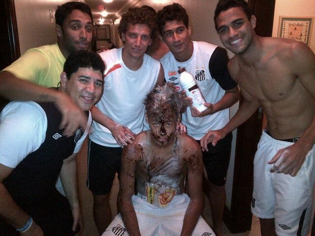 Neymar faz 20 anos, sofre com 'trote' e fica coberto de chocolate