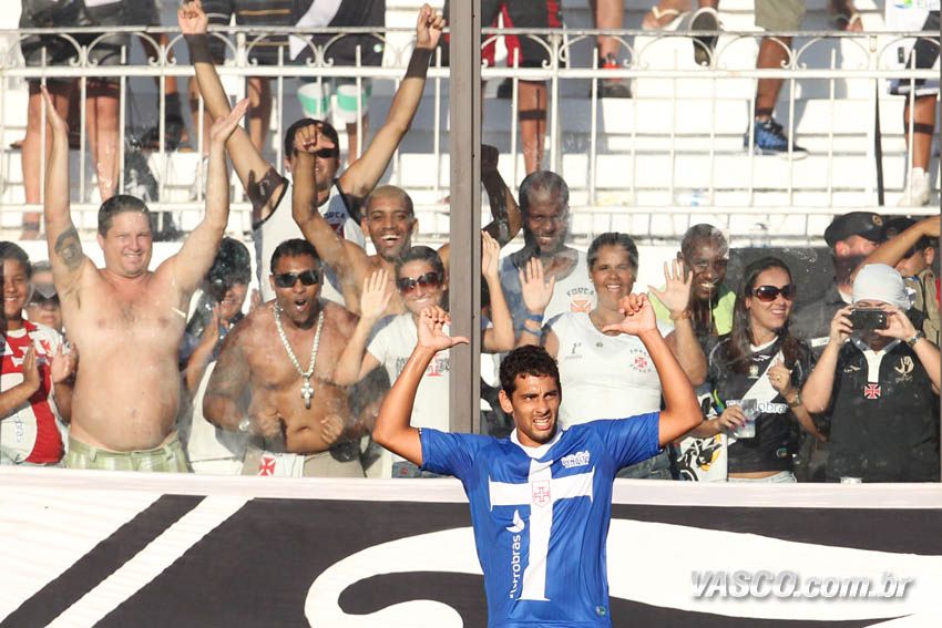Diego Souza comemora com a torcida após marcar um de seus dois gols no jogo / Marcelo Sadio/Vasco.com.br