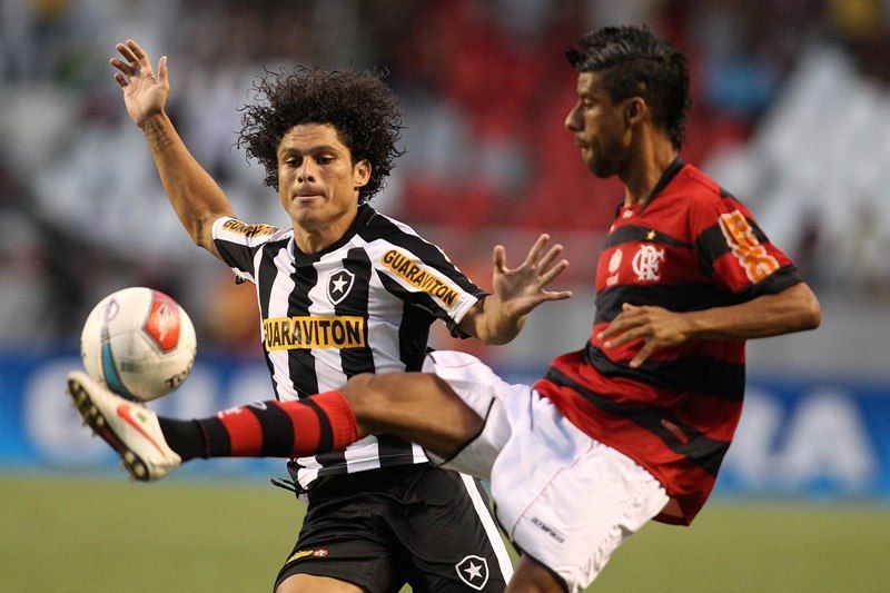 Márcio Azevedo e Léo Moura no clássico entre Botafogo e Flamengo neste domingo / Fernando Soutello/AGIF 