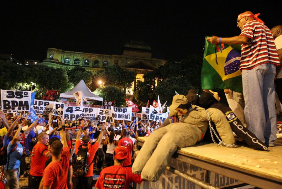Policiais e bombeiros deflagraram greve em assembleia, na noite da última quinta-feira / Marcos de Paula/ AE/Arquivo