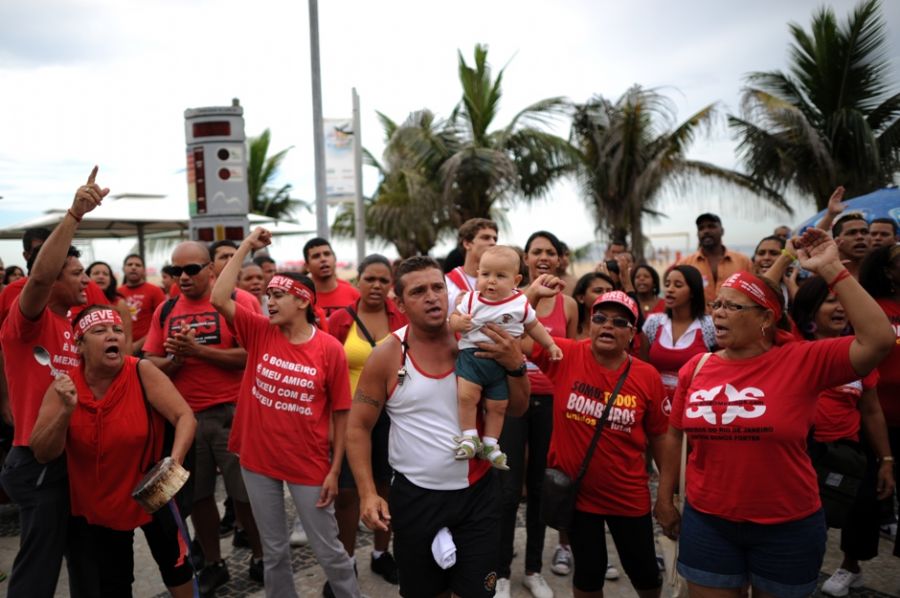 Bombeiros do Rio de Janeiro entraram em greve no dia 9 de fevereiro / Christophe Simon/AFP