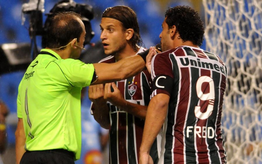 Rafael Moura e Fred reclama com árbitro / Dhavid Normando/Photocamera