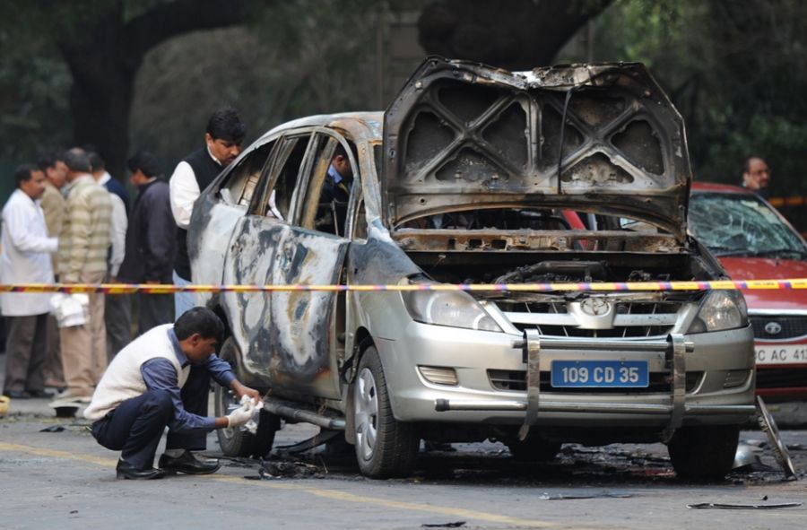 Carro explodiu em frente à embaixada de Israel em Nova Déhli nesta segunda-feira / Sajjad Hussain/ AFP Photo