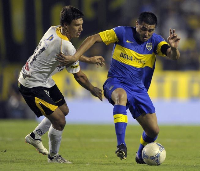 Riquelme tenta passar por marcador no empate sem gols na Venezuela / Juan Mabromata/AFP