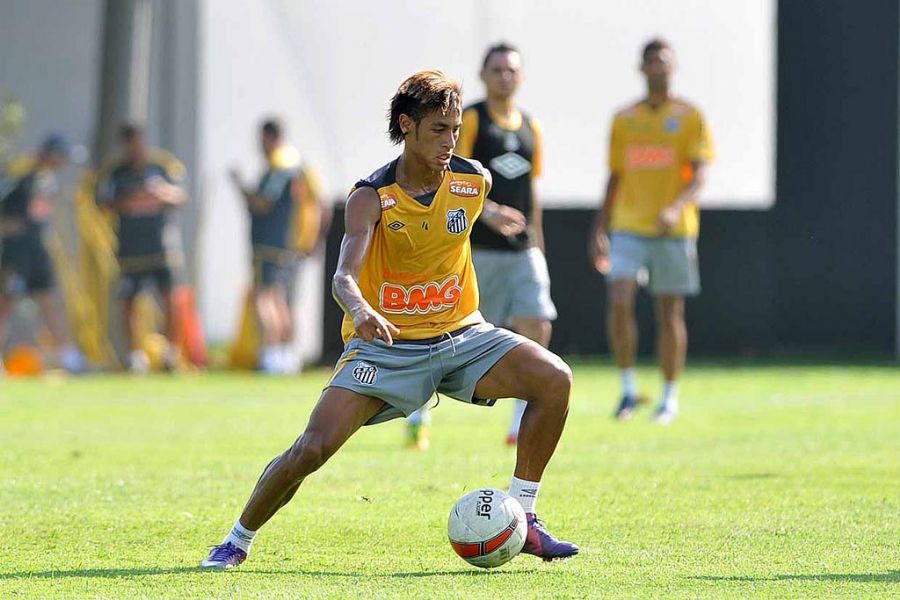 Caçado em campo, Neymar brinca: 'Estou ficando até com torcicolo'  