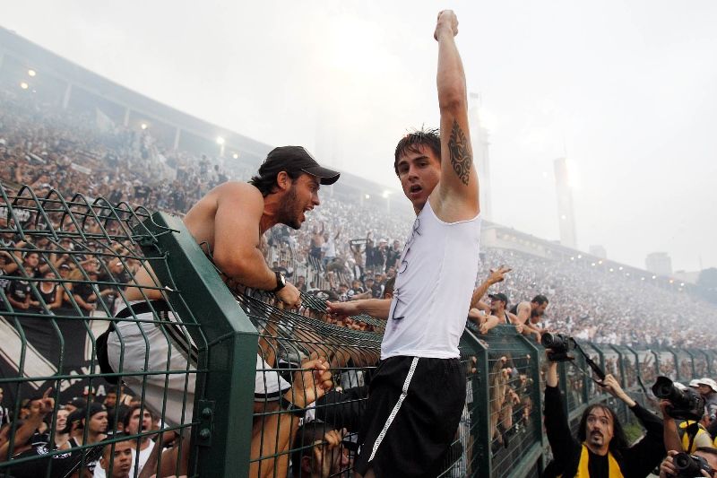 O Corinthians, de Willian, comemorou o último título brasileiro no ano passado / Ayrton Vignola/AE