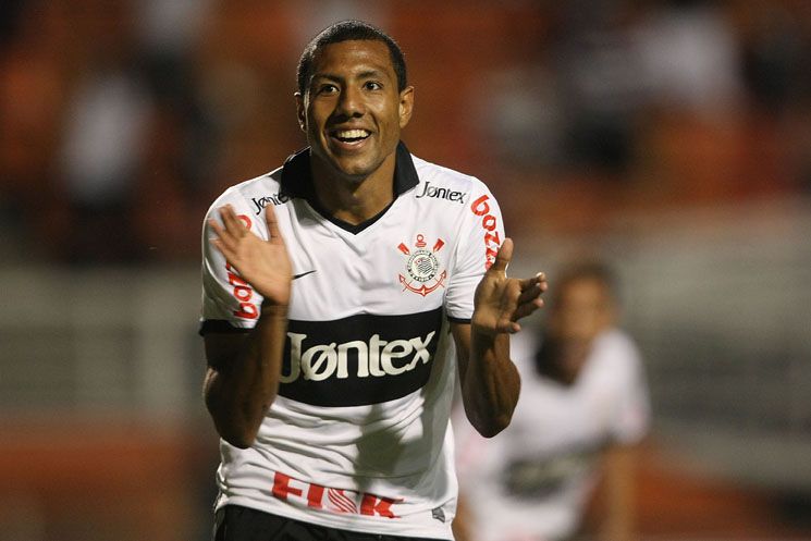 Corinthians se vinga da Portuguesa e dorme na liderança