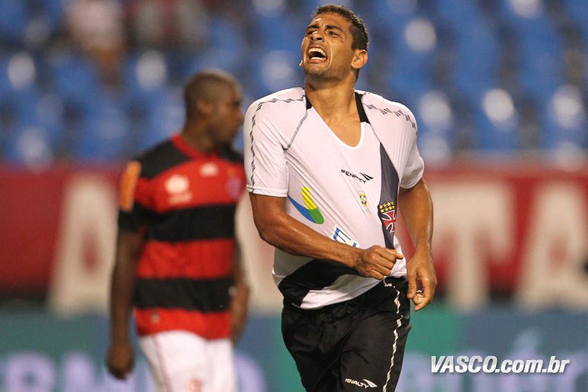 Deivid perde gol incrível, Vasco vira sobre o Flamengo e vai à final