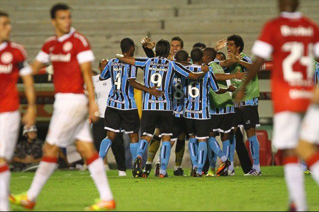 À espera de Luxemburgo, Grêmio vence Inter e vai à semifinal