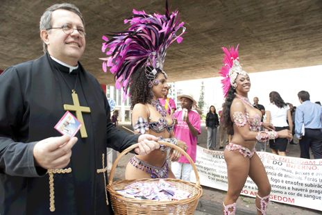Padre distribui camisinhas na Avenida Paulista / Divulgação/Ashleymadison