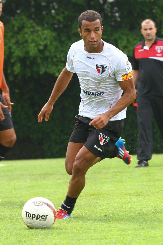 Lucas durante treino do São Paulo nesta sexta-feira / Luiz Pires/VIPCOMM 