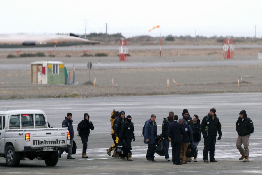 Brasileiros foram levados para Punta Arenas, no Chile, após incêndio na Antartida / Joel Estay/ AFP