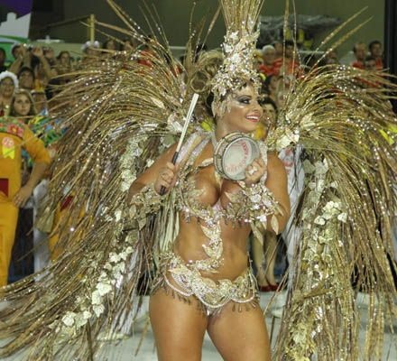 RJ: Famosos dão show no desfile das campeãs