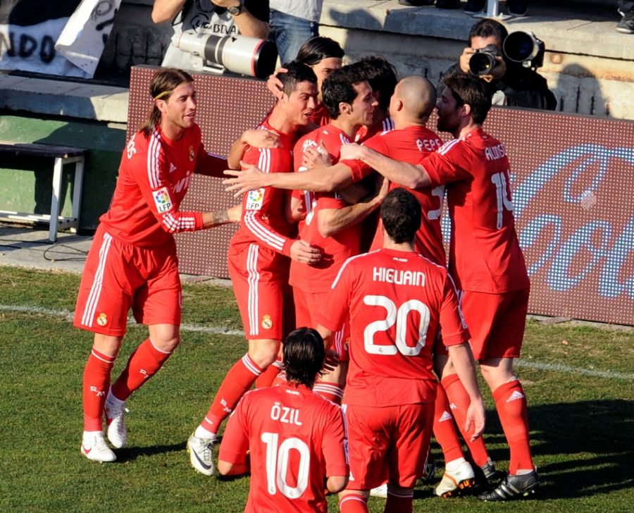 Crisitiano Ronaldo é abraçado por companheiros após fazer gol de placa / Dominique Faget/AFP