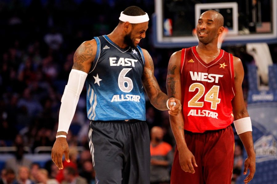 LeBron James e Kobe Bryant se divertem durante o jogo das estrelas / Ronald Martinez/Getty Images North America/AFP