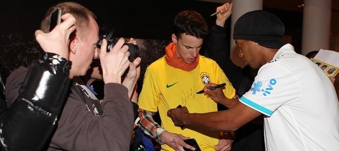 Ronaldinho recebe o carinho de fãs na chegada ao hotel / Rafael Ribeiro/CBF
