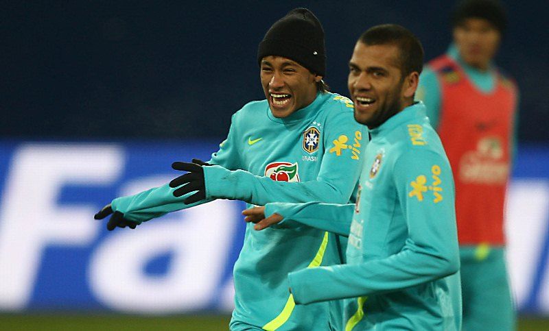 Daniel Alves e Neymar no treino da seleção na Suíça nesta segunda-feira  / Divulgação/Mowa Press 