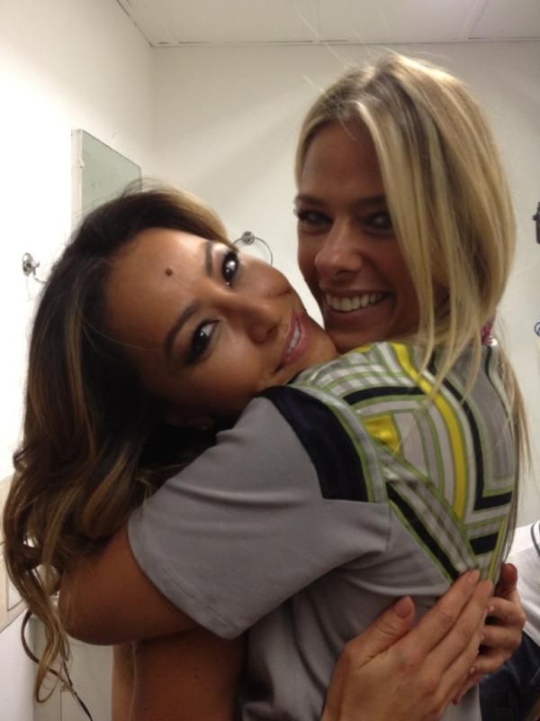 Sabrina e Adriane posam abraçadas / Divulgação/Twitter