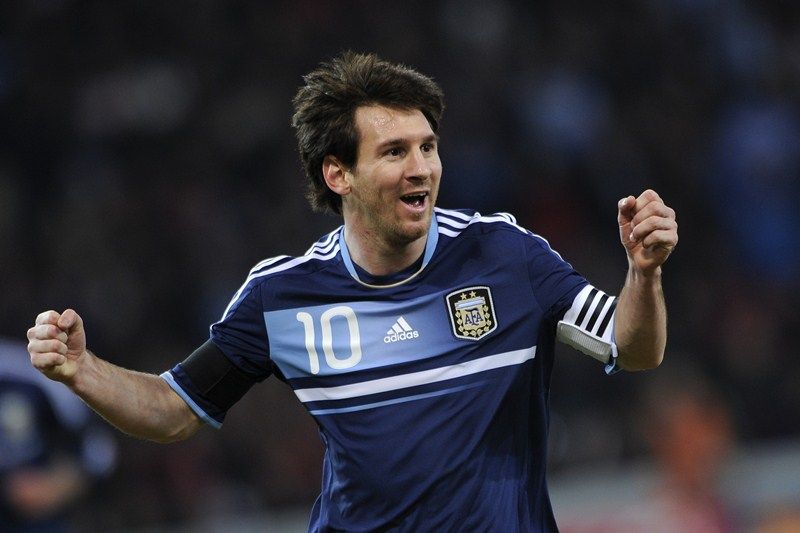Messi comemora um dos três gols que fez na vitória da Argentina sobre a Suíça nesta quarta-feira / Fabrice Coffrini/AFP 