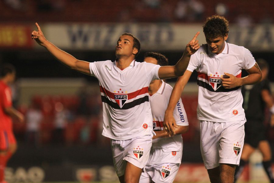 Lucas e Willian José comemoram gol nesta quinta-feira /  Idário Café/VIPCOMM